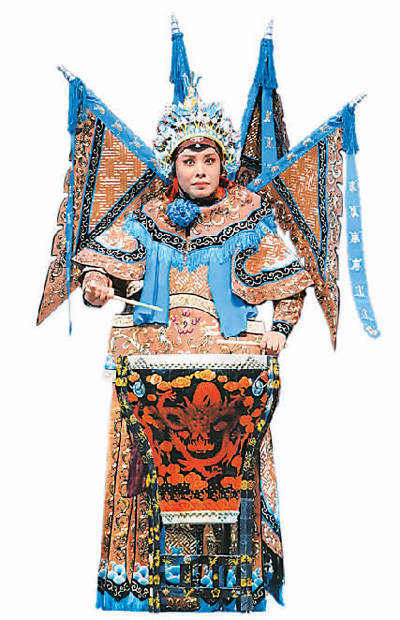 翟墨:老旦"打"出新天地_表演_京剧_行当