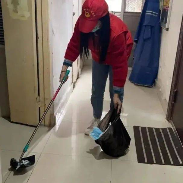 敲开家门→打开心门_楼道_居民_进行