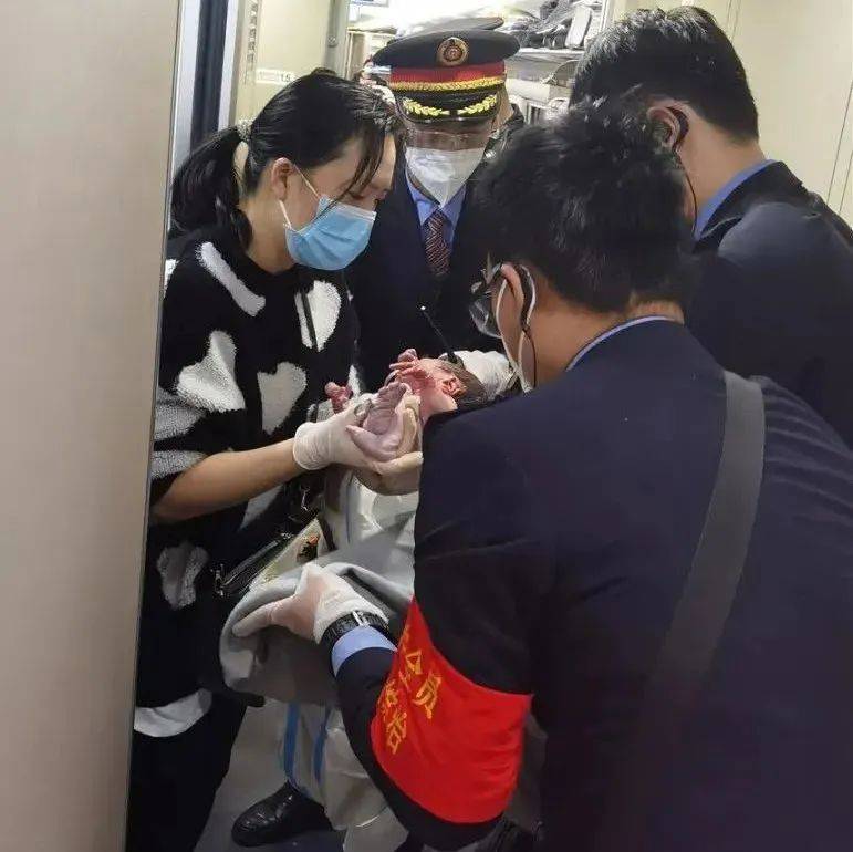 云南驶出的动车上一男子着急的找到乘务员说：我媳妇羊水破了要生了！_列车_女士_旅客