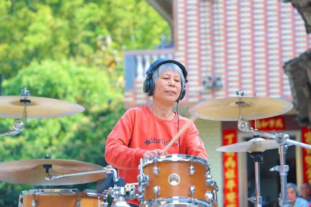 许宝坤儿子杨河说:"自从我妈妈学了一年架子鼓以后人显得年轻了,精神