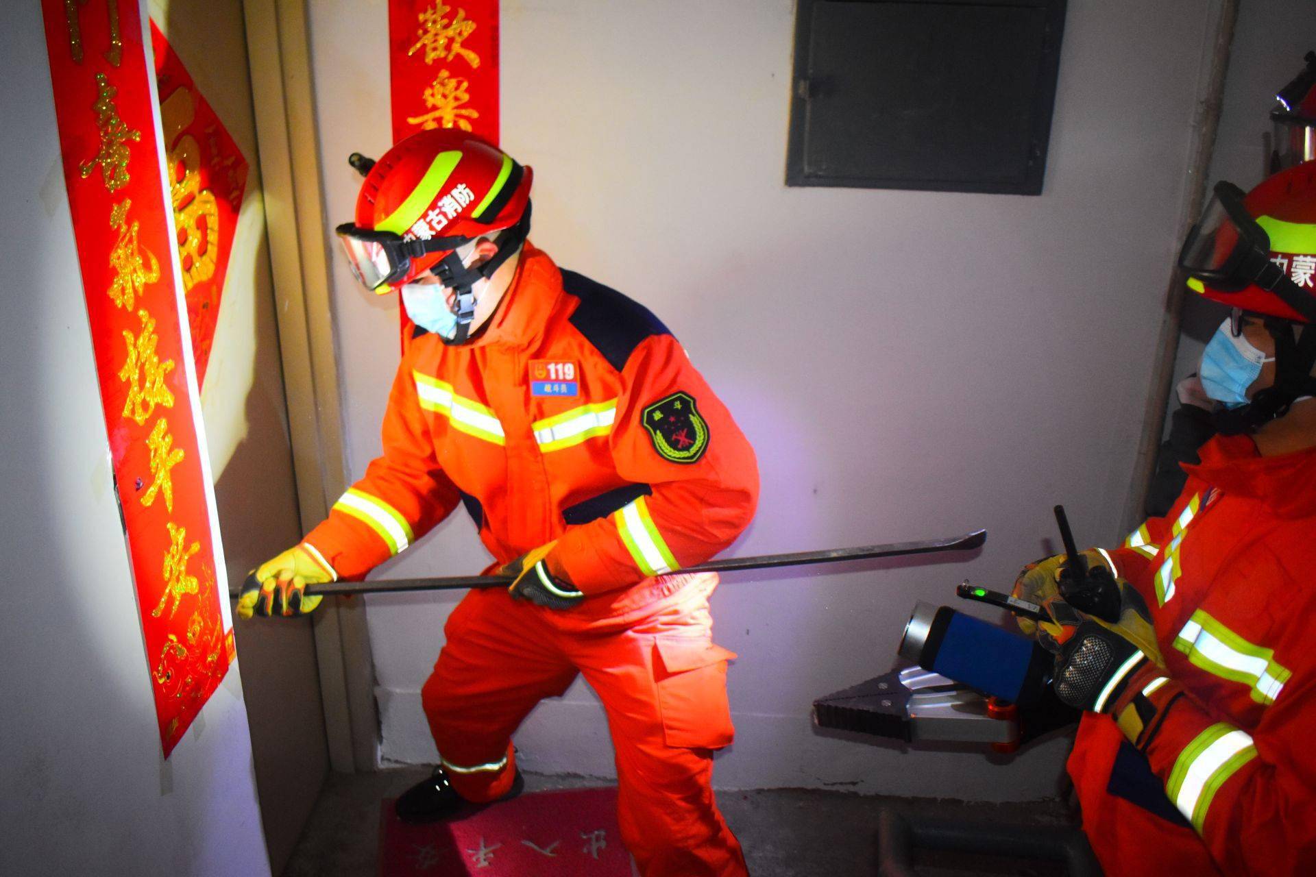 九旬老人家中摔倒消防员破门而入