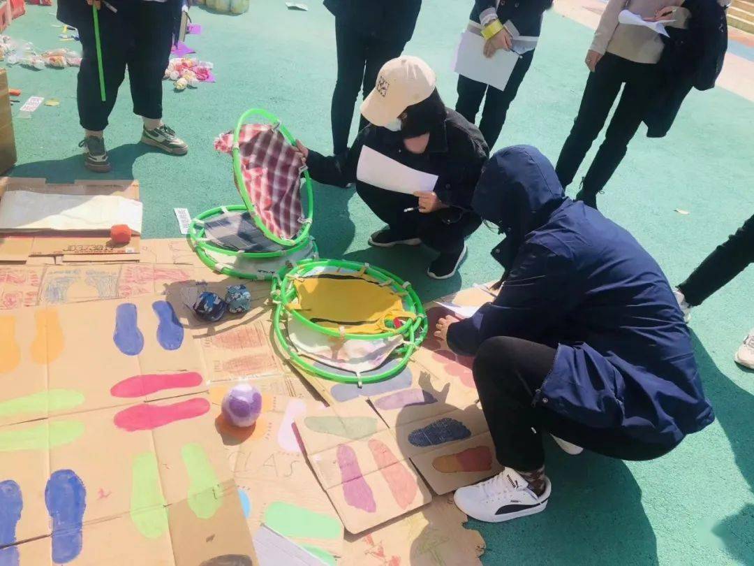 小脚跳跳跳自制体育器械体现"一物多玩" ,可操作性较强.