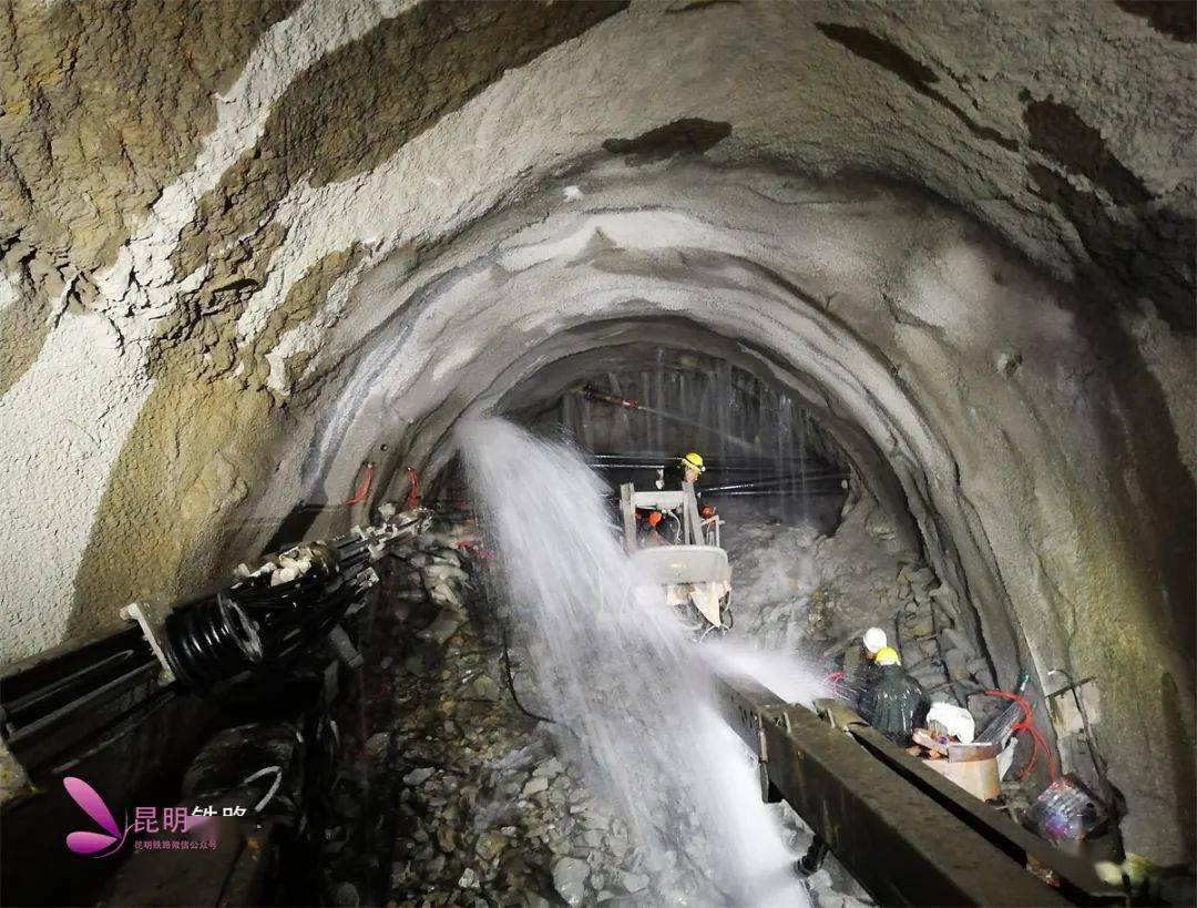 参建各方,环保部门研究隧道堵水施工方案,实施最严格的隧道堵排水措施