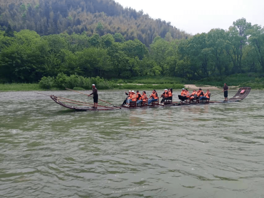 白马潭景区供图白马潭景区供图游客在白马潭漂流打水仗 叶余根 摄白马