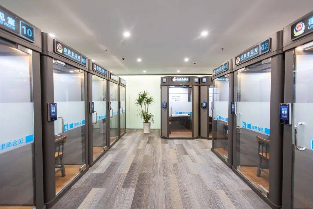 深圳市律师远程视频会见中心正式揭牌启用_建设_成果_会见室