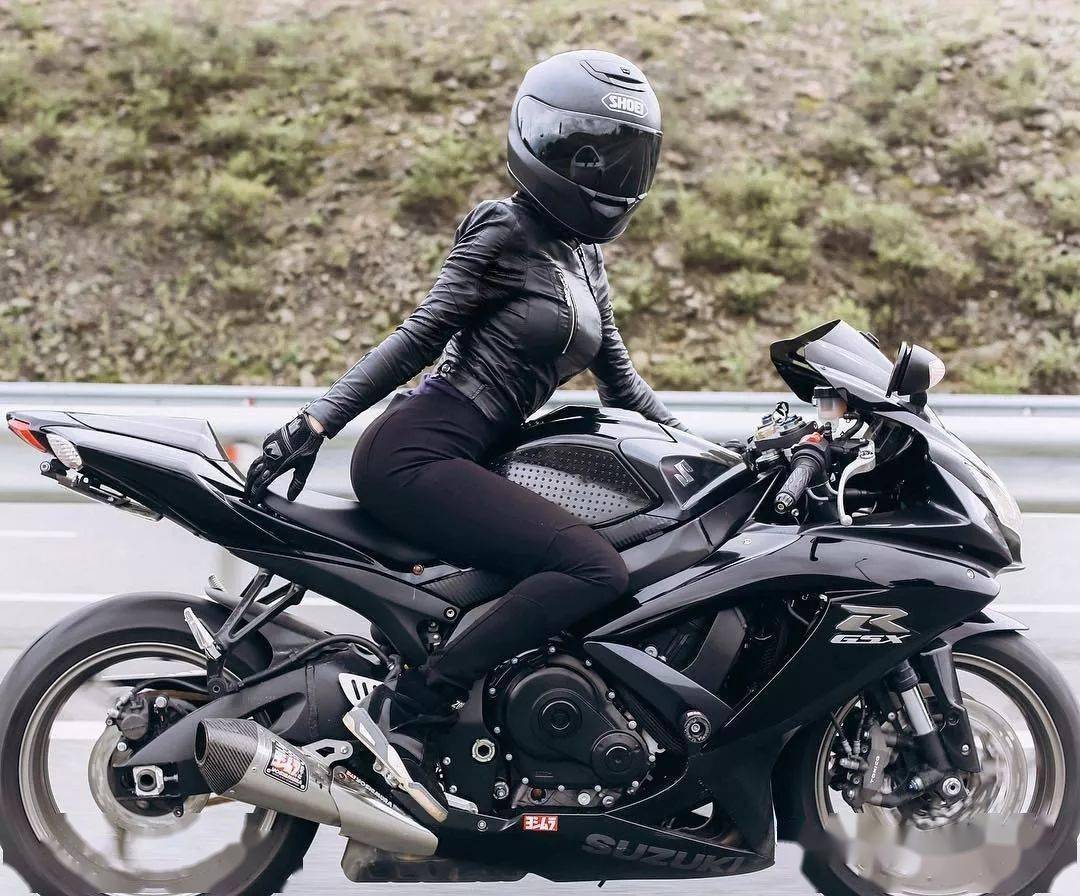 还记得之前朋友圈流传的一个翘臀小姐姐骑机车的视频么?