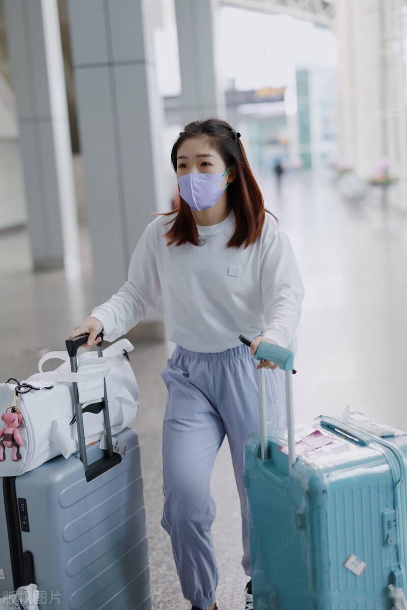 林高远,刘诗雯现身广州机场.
