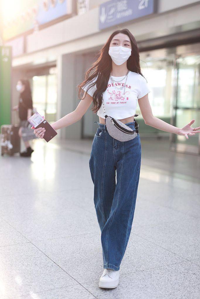 李紫婷穿露脐半袖t恤搭配阔腿牛仔裤点缀小腰包休闲俏皮