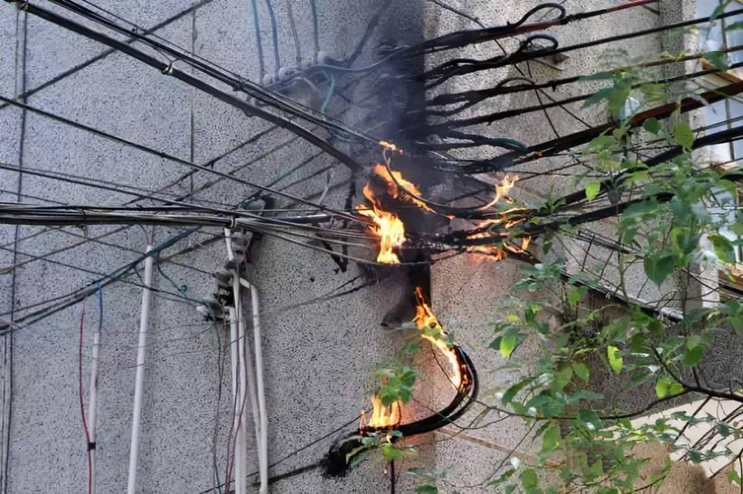 廣西一公司電箱起火爆炸後騰起蘑菇雲電箱爆炸的威力有多大