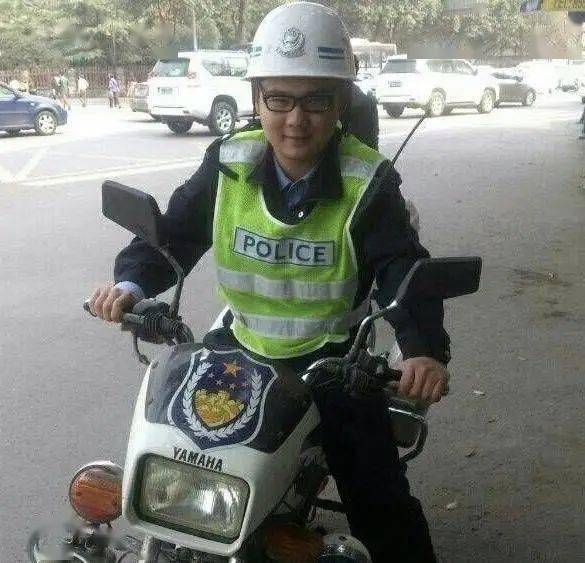 毕竟我们的老朋友李老八,当年也在成都交警队当协警,可见这座城市"