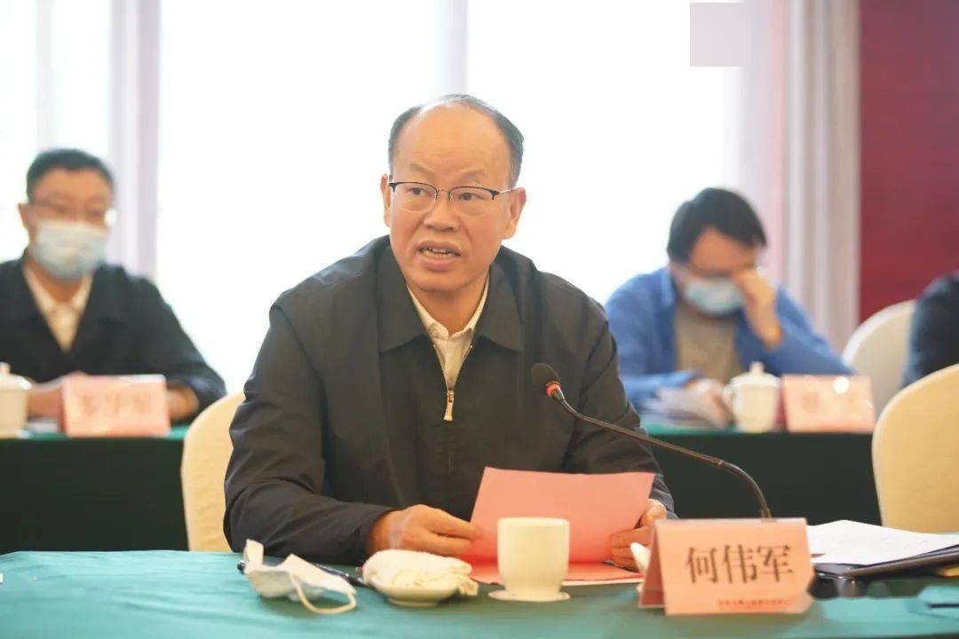 县委组织部部长陈卫卫为阚如良,陈发菊,袁丁,汪鋆植,王传华,杜轩颁发"