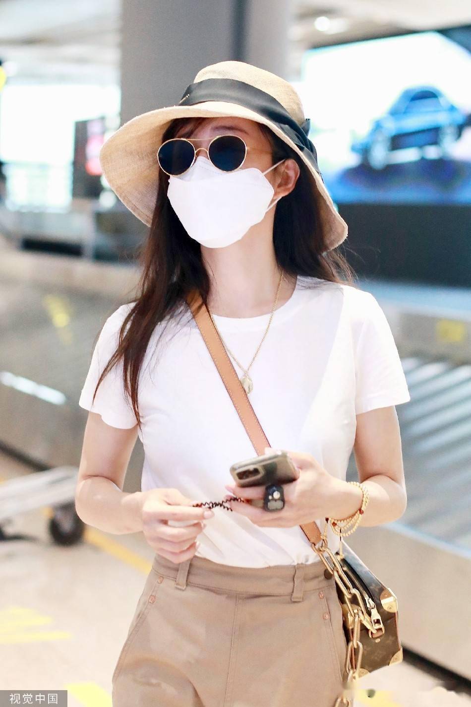 演员张静初现身北京机场着长裙搭宽檐帽休闲随性