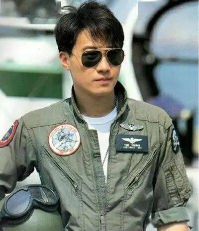 四大天王穿军装黎明的飞行员郭富城的民国照都没有刘德华帅