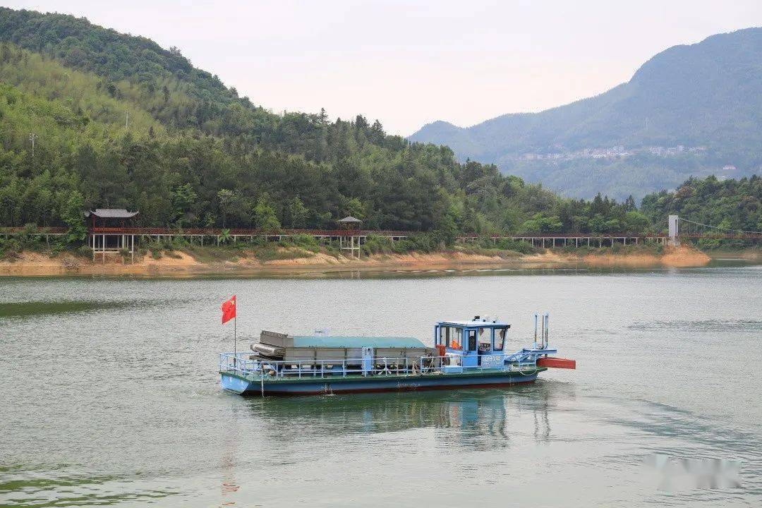 近日,記者在小滄鄉山仔水庫沿岸看到,波光粼粼的湖面上,一艘藍色的除