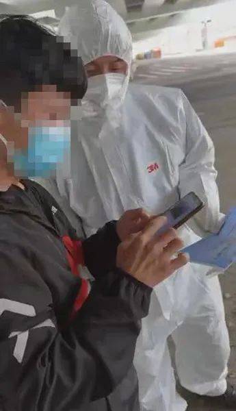 又是伪造防疫车辆通行证，这回有11张！警方出手了