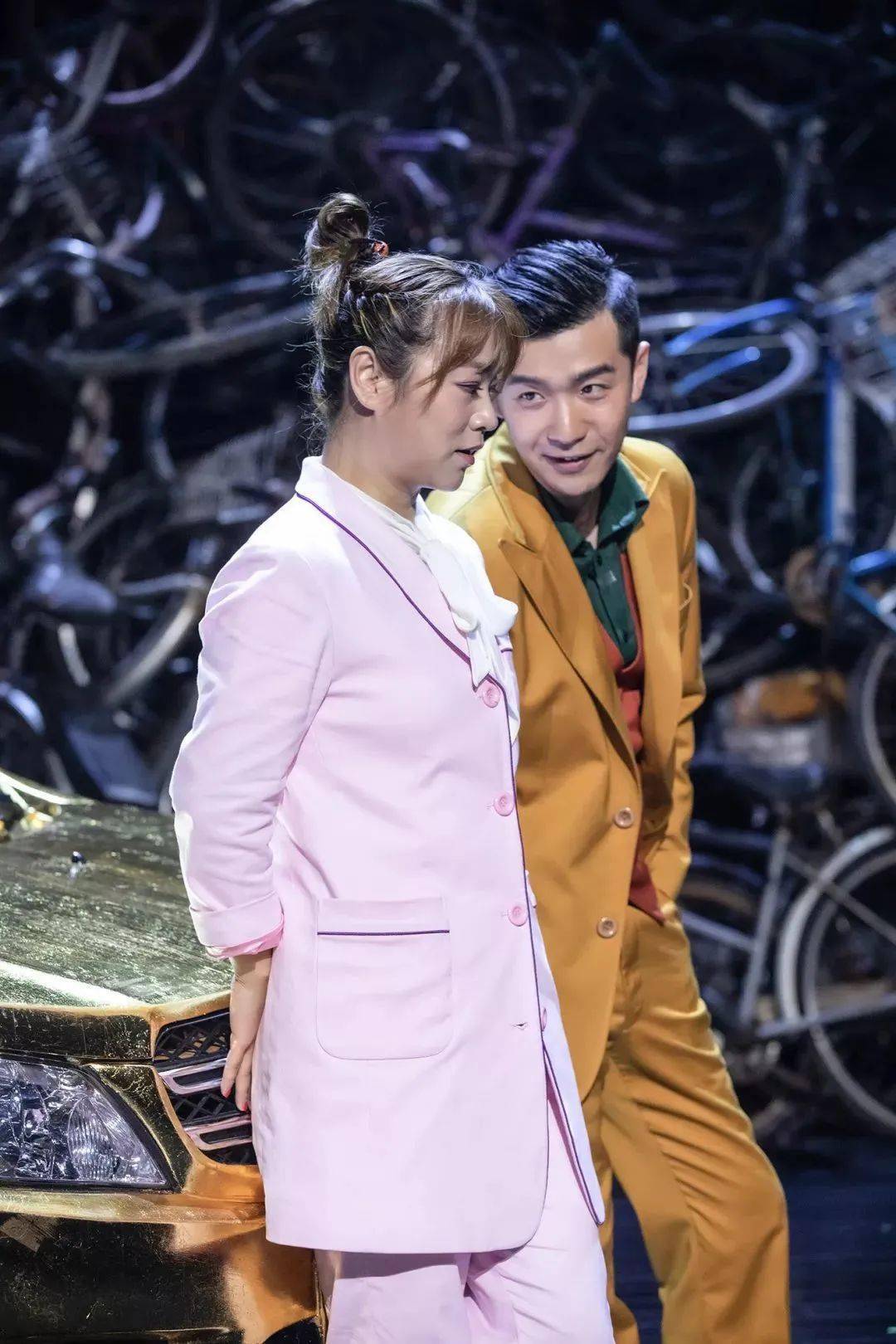 艺起前行·云上剧场丨今晚播放《天堂隔壁是疯人院》_舞台_王翀_单车