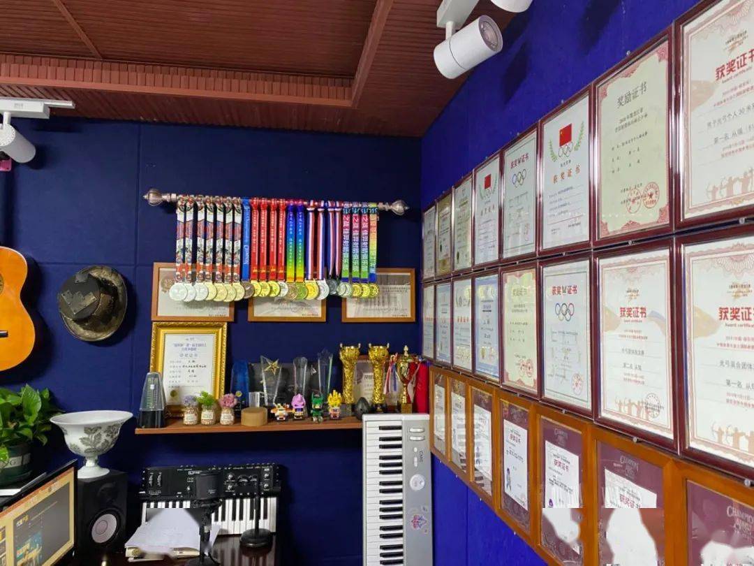 他是《中国好声音》赛区评委及导师.