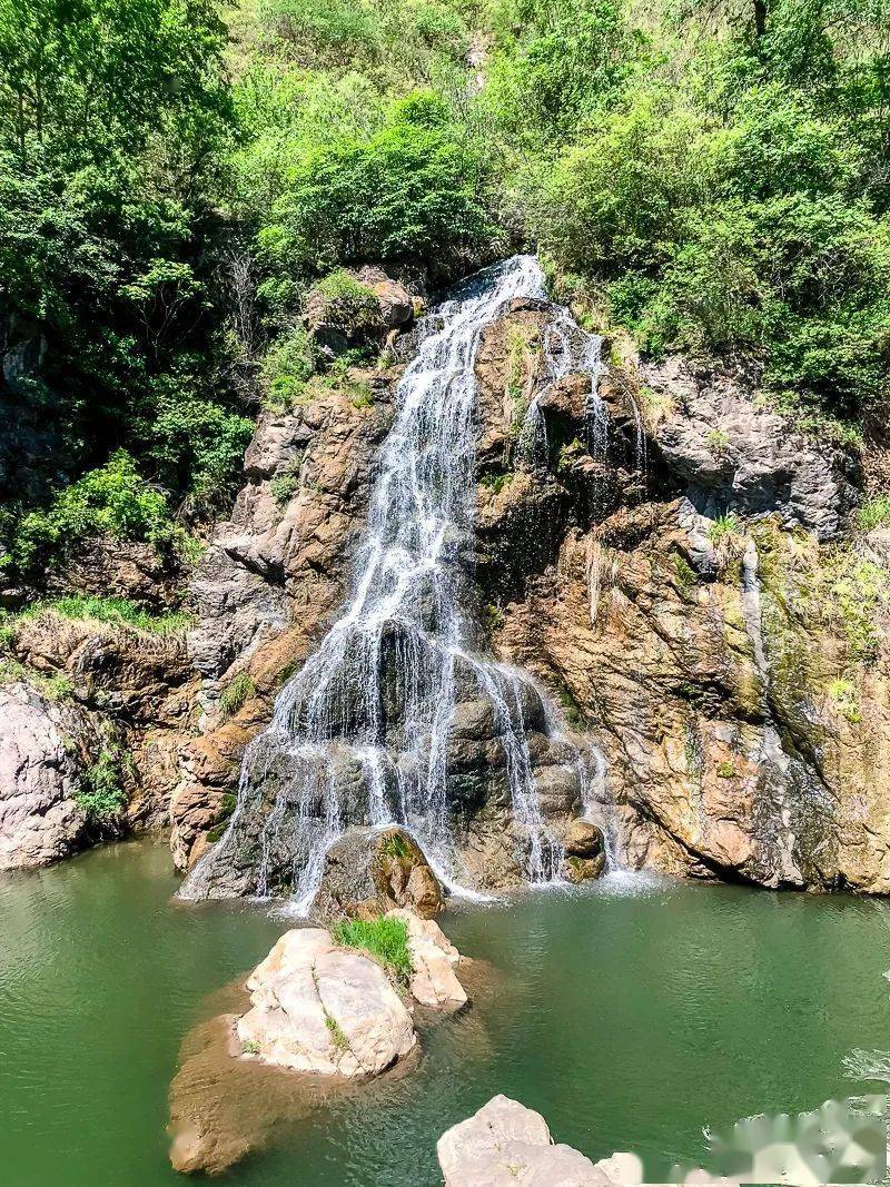 峡谷两侧绝壁陡直,怪石林立,水声轰鸣,浪花飞溅,以青山幽谷,碧水深潭