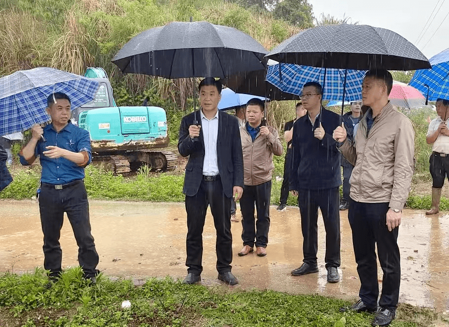 副县长高松在县应急指挥中心(县防汛抗旱指挥部)紧急召开钟山县应对强
