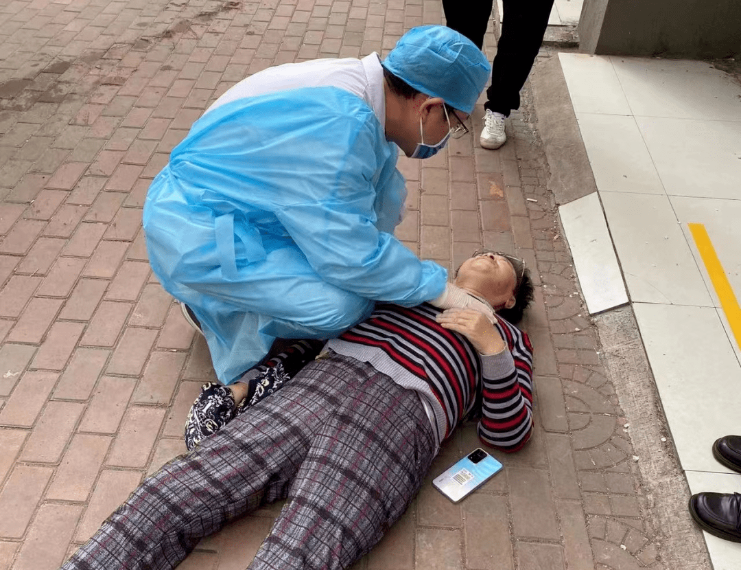 老人突然倒地,社区医护及时施救.