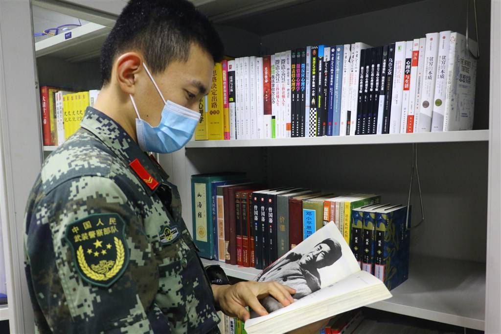 世界读书日书香满军营武警官兵开展好战士读好书活动