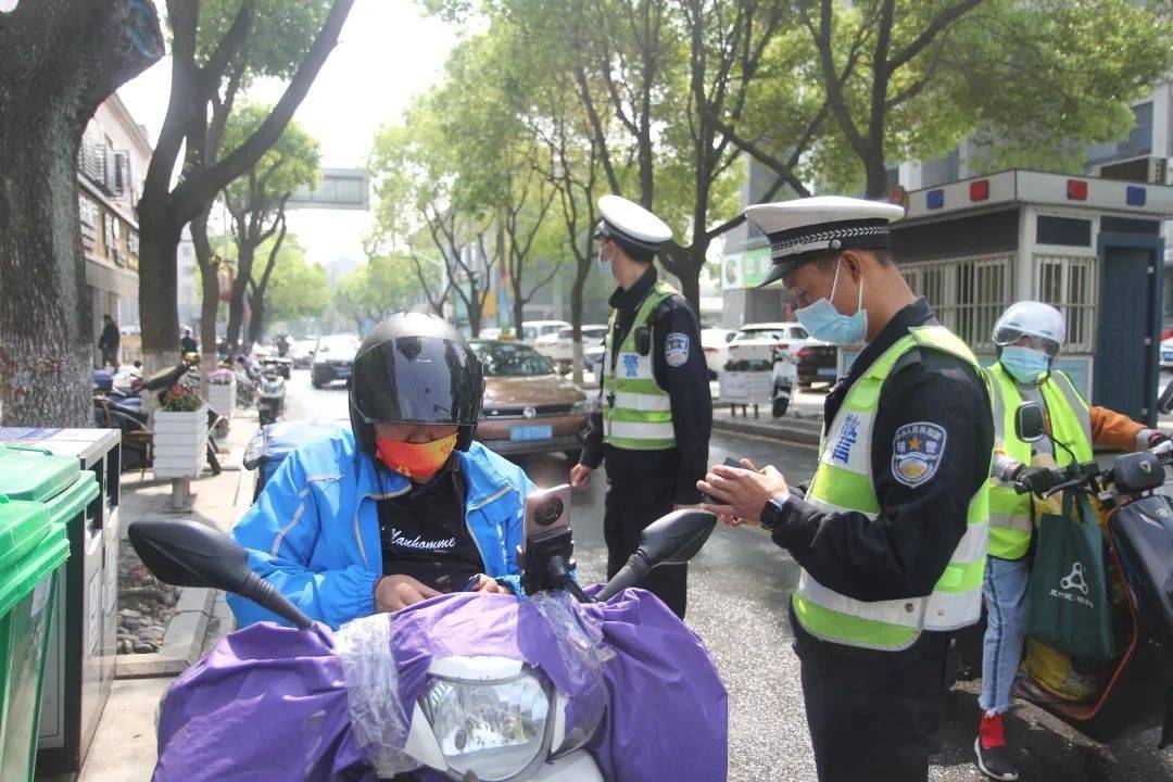 嘉善交警开展"合围式"外卖电动车专项整治行动