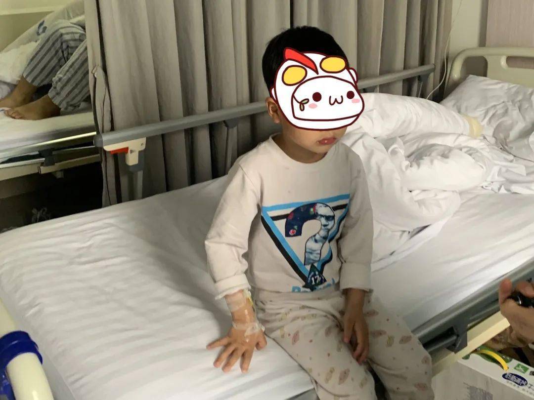 5岁男孩频频高烧难退,困扰四年,他终于完成腺扁手术