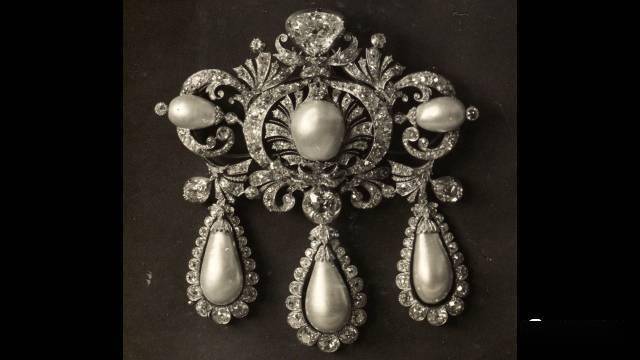 鉴赏俄罗斯王室罕见的历代徽章与皇冠珠宝