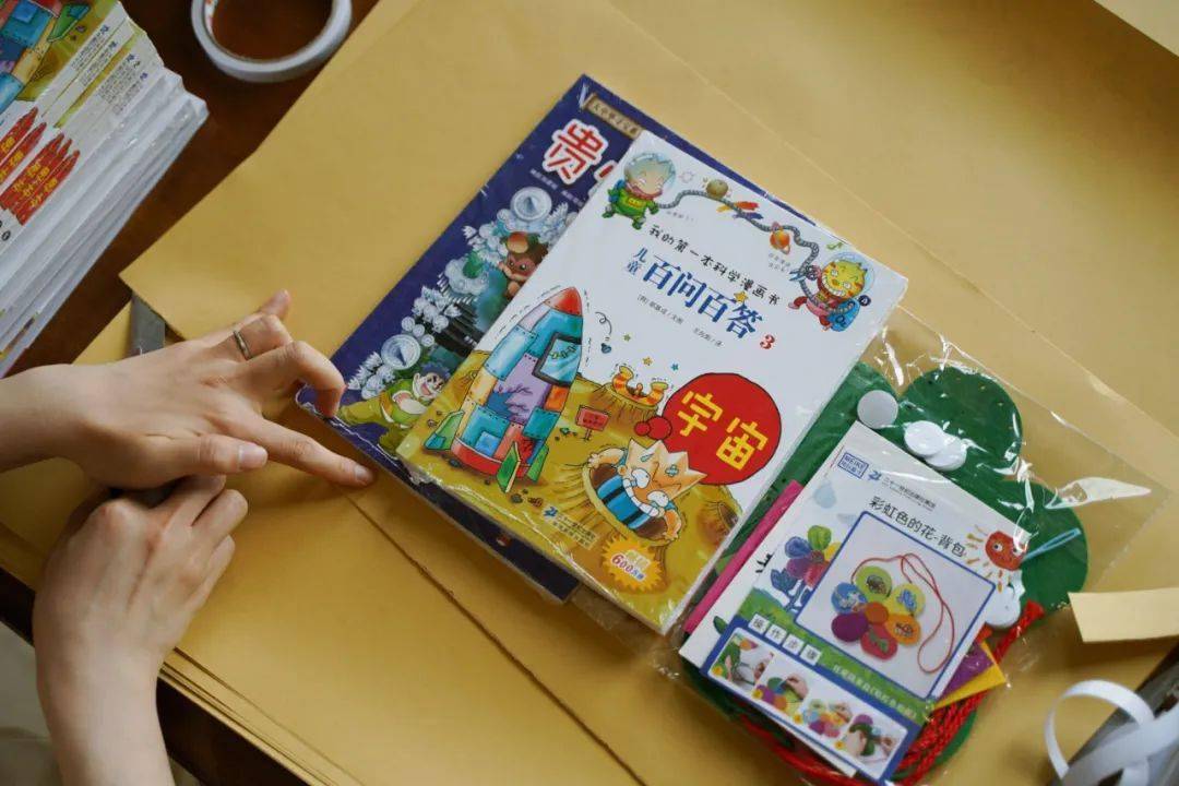 高新区图书馆工作人员夏倩茹说:"最美天使和最美逆行