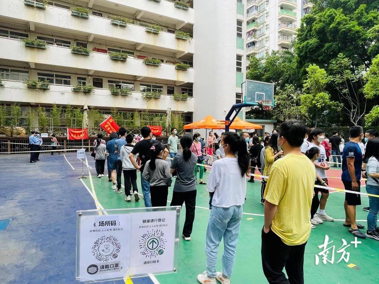 荔湾小学核酸检测现场：科学布点有序引流，错峰分批应检尽检