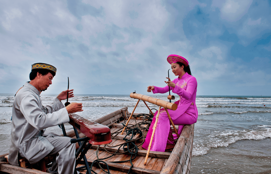 又或者,听独弦琴音附和着朗朗涛声奏出的沁人乐章,领略京族古老而传统