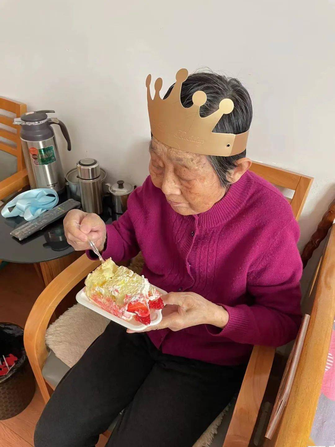 就在奶奶静静看电视的时候院长和护理员们带着蛋糕唱着生日歌来给