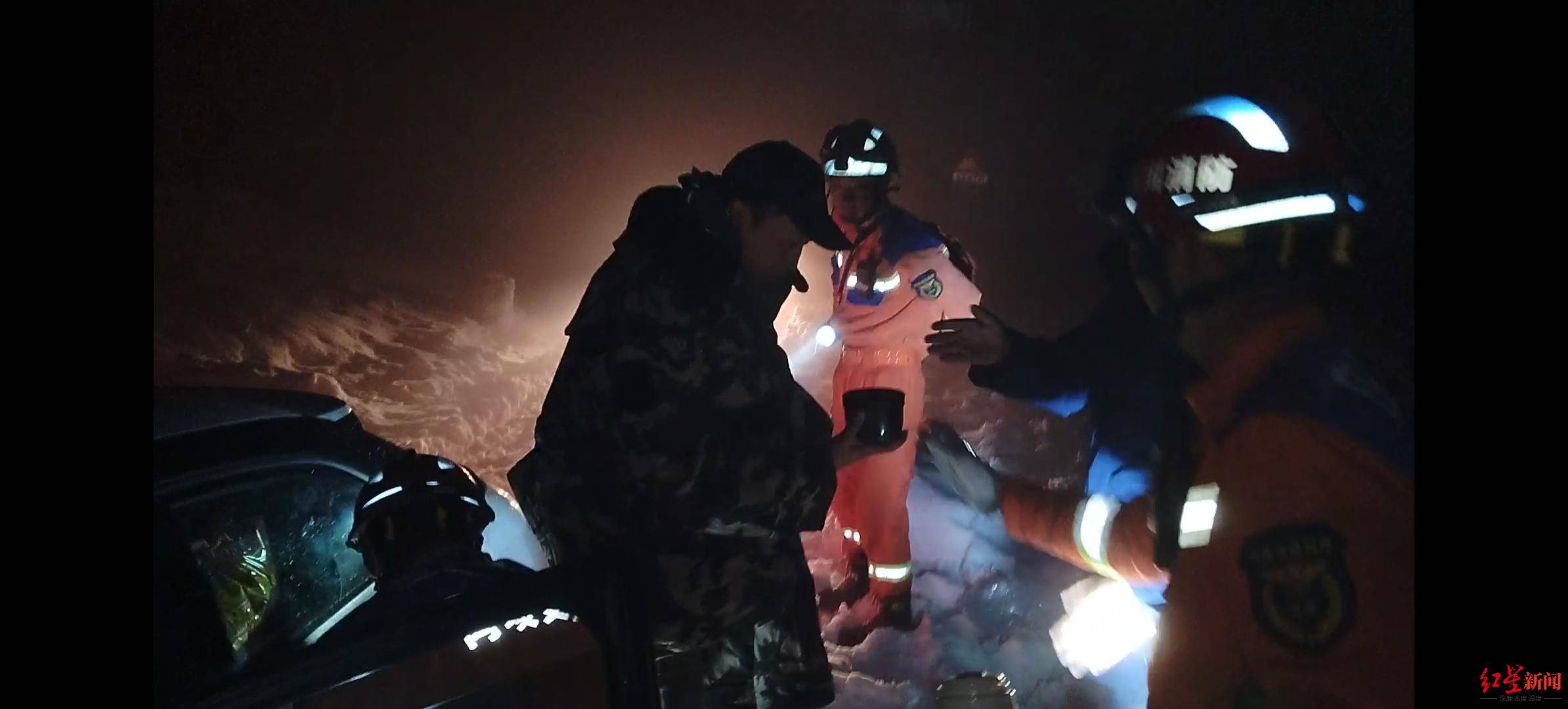 两名成都游客被困海拔4800米的巴朗山垭口 消防深夜营救