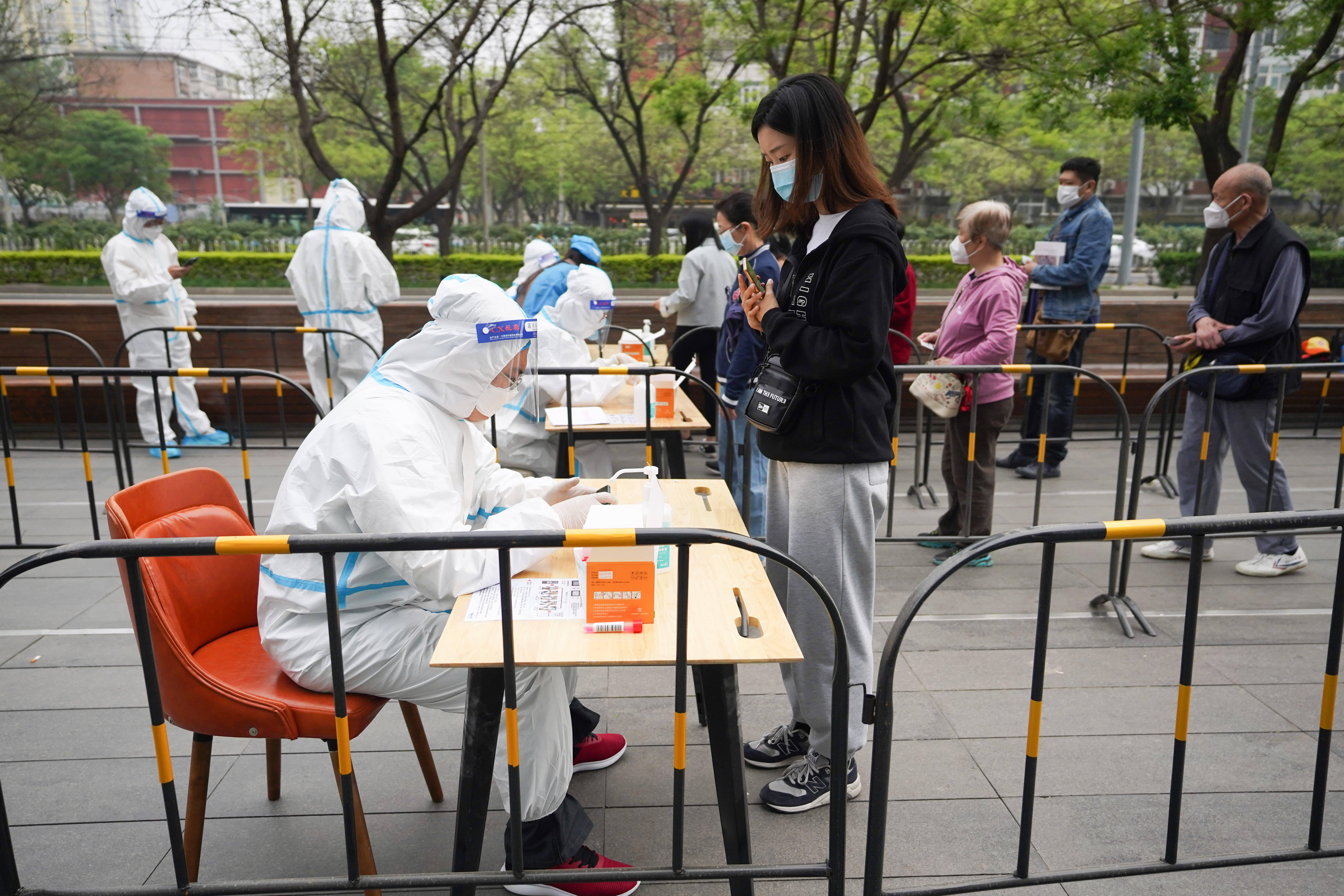 扩大核酸检测范围 进行三次核酸检测4月25日,在北京市朝阳区八里庄