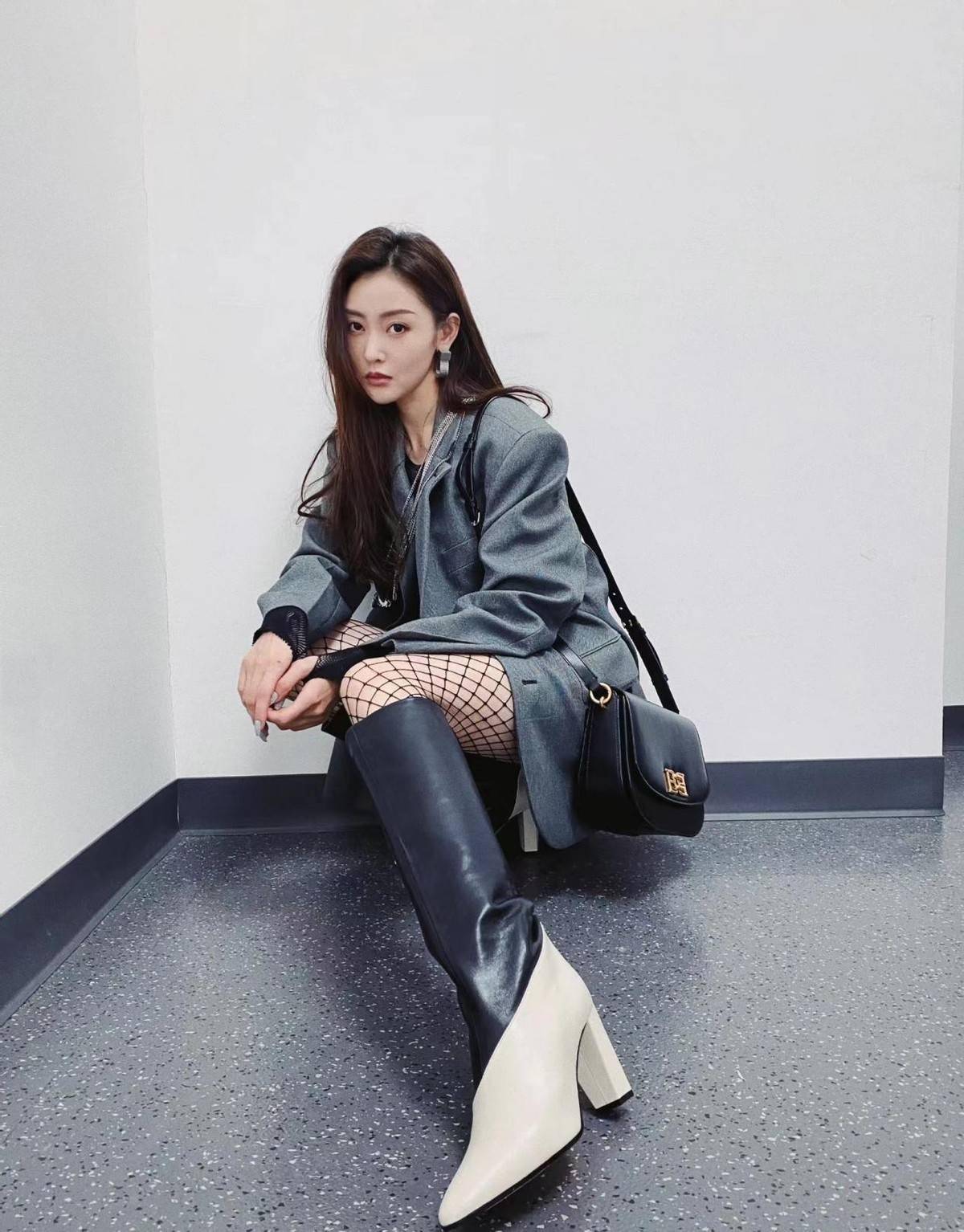 张天爱是真的瘦,大量感拖鞋配喇叭裤也不显腿粗,普通人很难驾驭