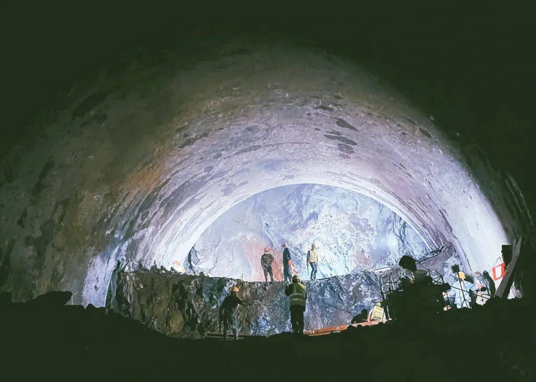 全长2317米的金鸡岭1号隧道,位于安徽省池州市贵池区马衙镇,是池黄