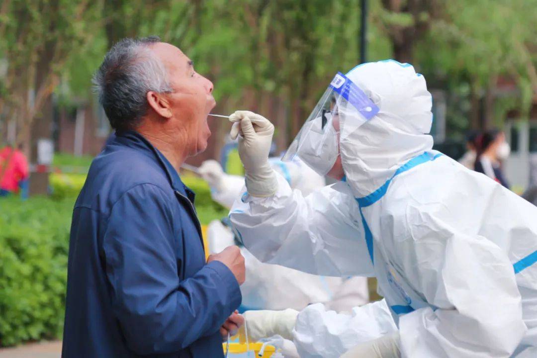 直击挑灯夜战2小时8475人通州梨园防范区首轮核酸检测全部阴性