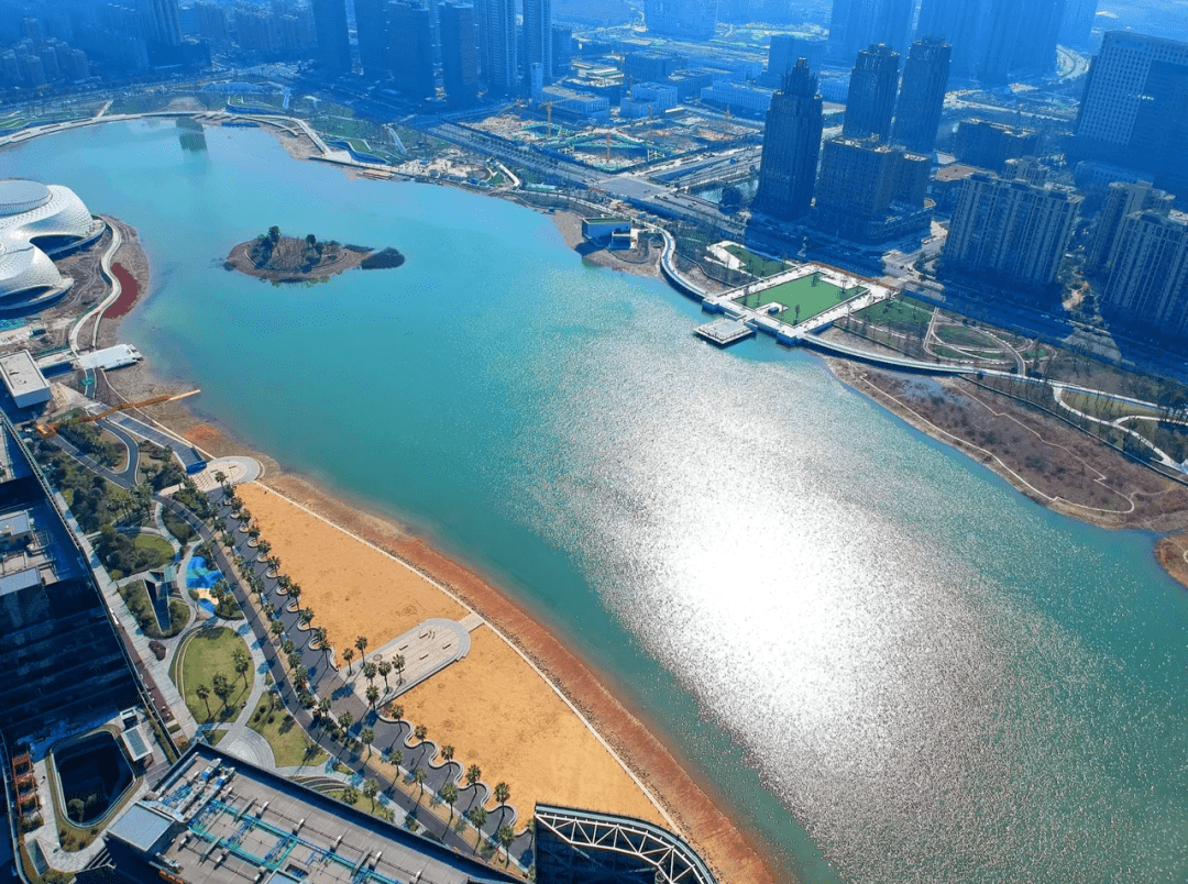 金沙湖公園實景不管它是天然的還是人工的,在這個位置,有這麼一方水面