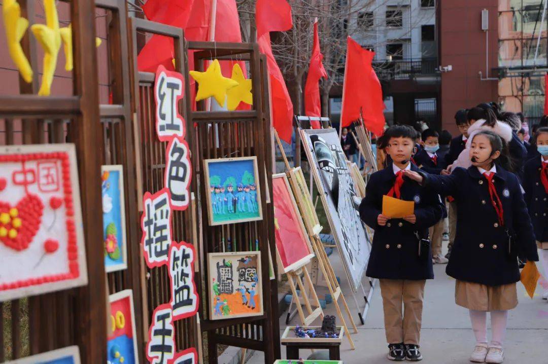 曹梅英是这里的"常客,91岁高龄的她精神矍铄,逢人便夸"中心好.