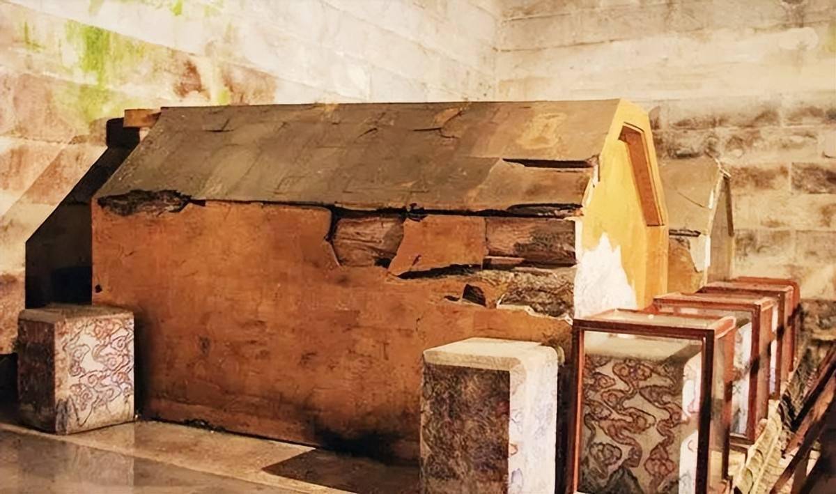 "军医和文物工作人员仔细观察了光绪遗骸的头颈部,发现这具遗体的头部