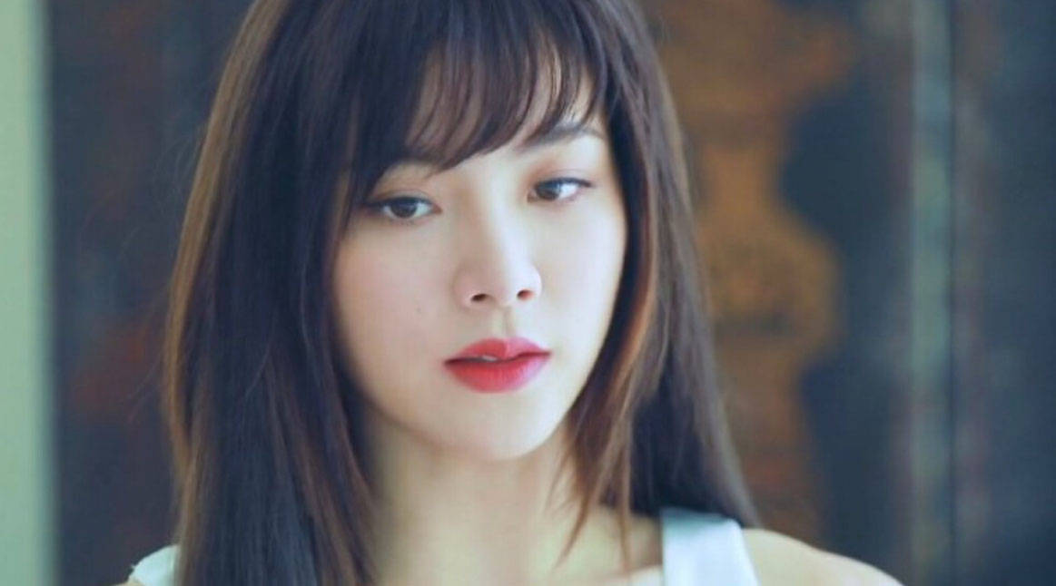 太性感初恋女星小水穿露背旗袍秀傲人身材高开叉显大长腿