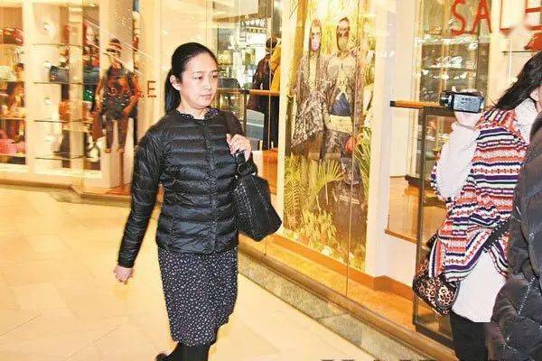 刘德华牵手老婆现身穿小黑裙黑皮鞋很保守版型遮肉简约优雅