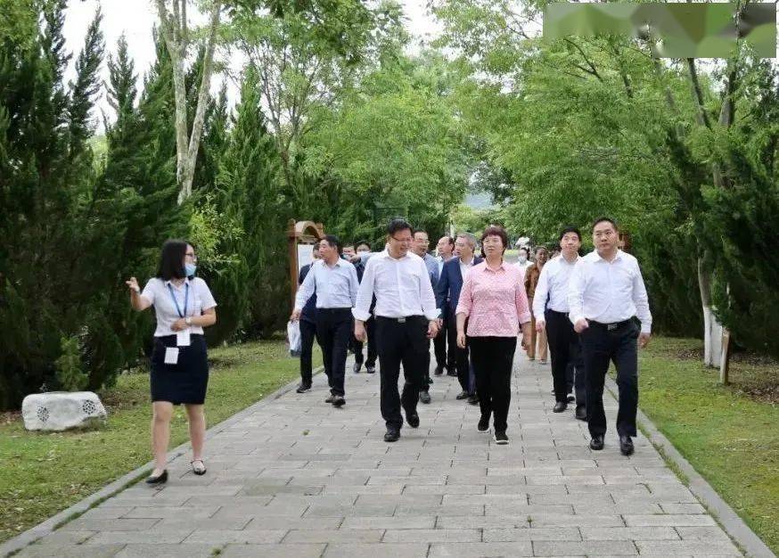走访联系全国人大代表吉明东,省人大代表梅林,邓继涛,并参观了白云边