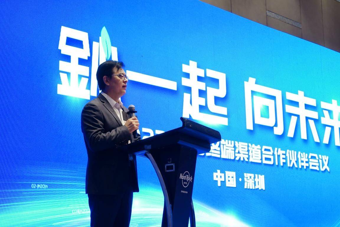 刘总代表航嘉集团以及董事长罗文华先生对到场和参加线上会议的合作