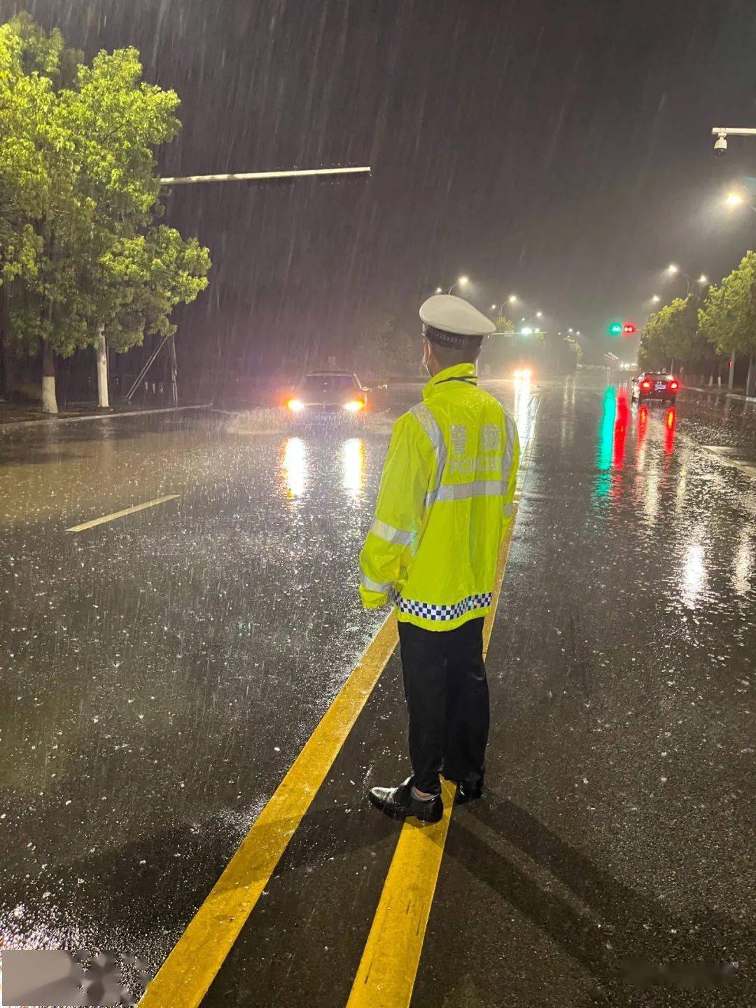 雨夜执勤镇平交警守护道路安全