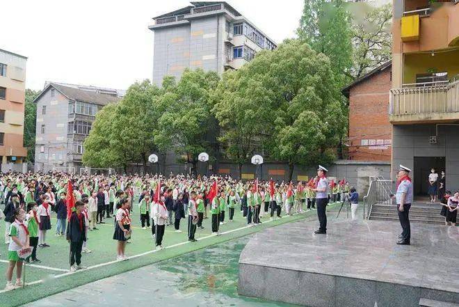 一中队民警深入辖区北正街小学开展了一场声势浩大的交通安全宣讲活动