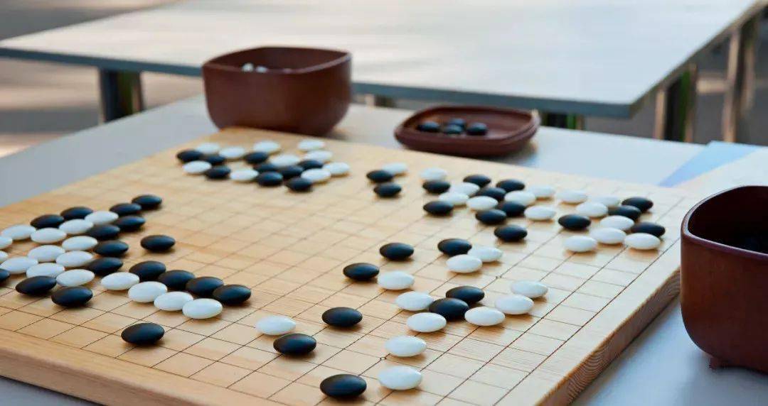 围棋就像一个微缩的人生,走之前要计算,布局,取舍,走之后" 落子无悔 "