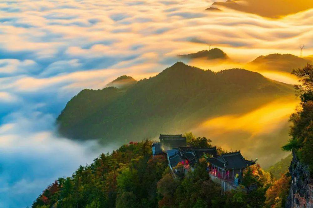 成县秦岭南麓日出云海似仙境