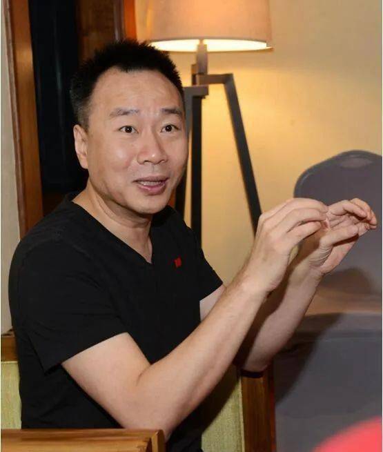 上坤地产在港交所挂牌上市,朱静(左二)与林劲峰(右三)