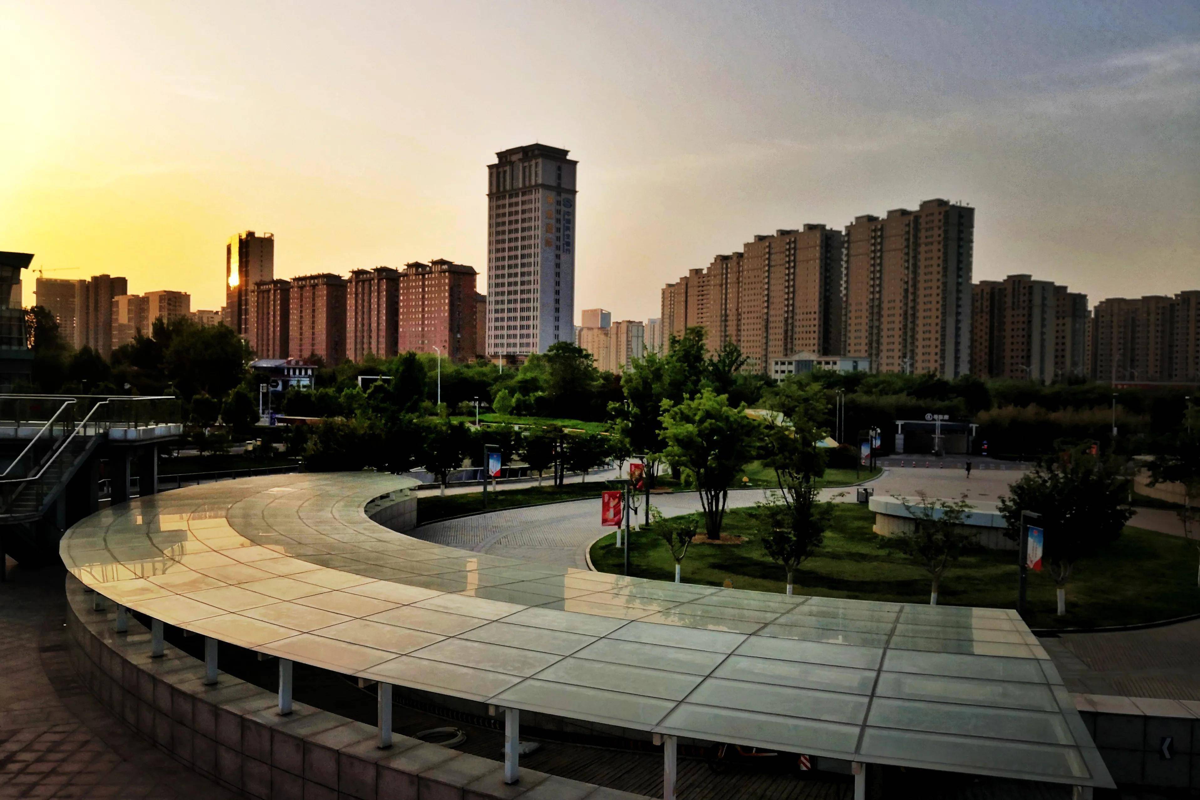 坐标潍坊人民广场:朝迎旭日升,熟悉的广场,熟悉的景色,美而雅